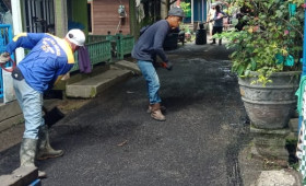 Proses Pengaspalan Sapras PROBEBAYA Kel.Baqa 2022  di RT 20